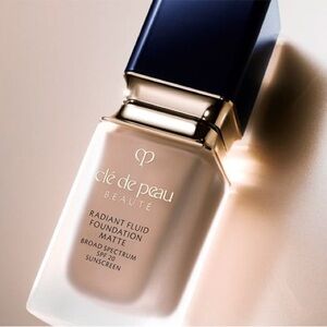 Cle de Peau RADIANT FLUID FOUNDATION MATTE SPF 20 (B10)